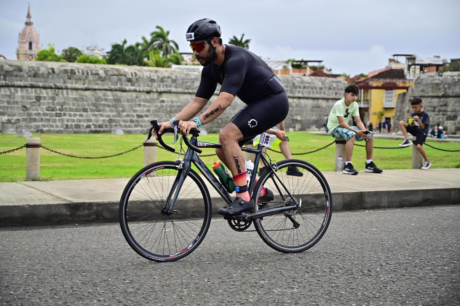 En bicicleta junto a la muralla
