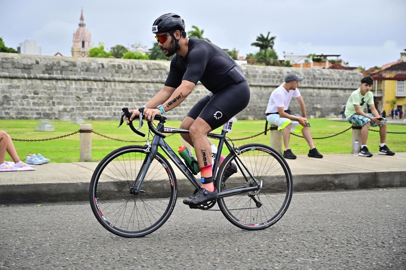 Juan en bicicleta frente a las murallas de Cartagena